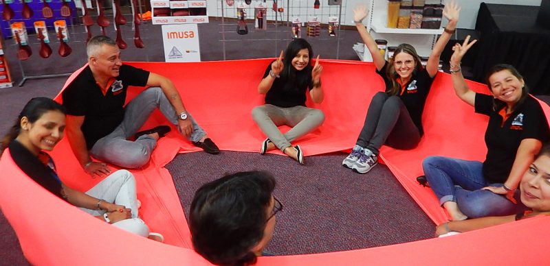 equipo de trabajo sonriendo en juego dinámico